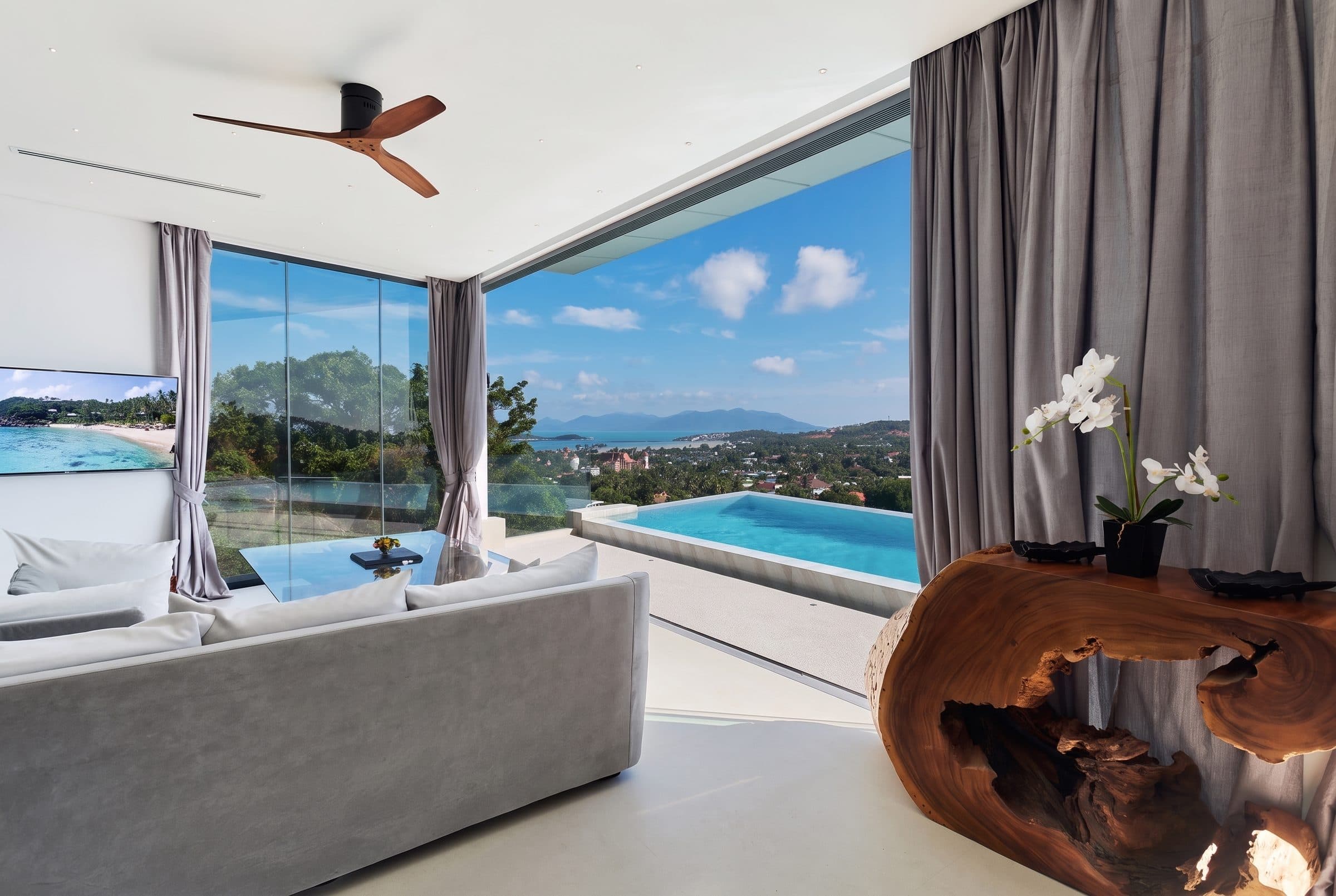 Honeymoon Suite living room with private pool and sea view