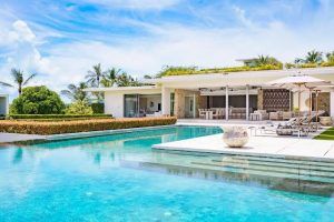 Luxurious villa in Koh Samui featuring a serene pool with a spacious lounge area.