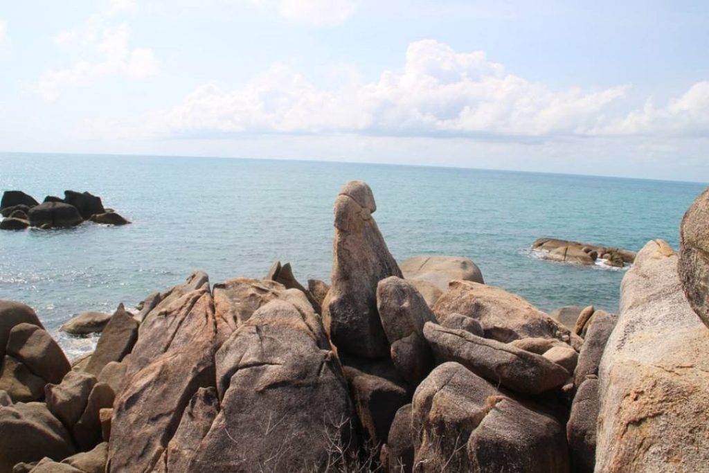 The infamous Hin Ta & Hin Yai Rocks in Koh Samui, with the ocean in the background.